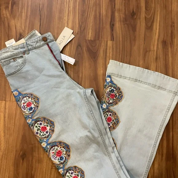 NWT Alice+Olivia LA BELL BOTTOMS. Embroidered. Size 30 tall.